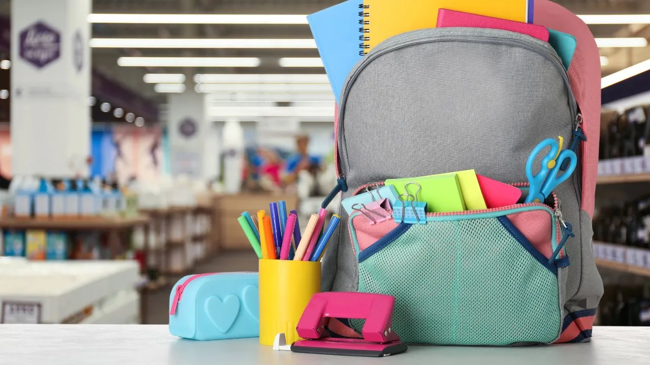 Com o uso correto dos produtos de limpeza certos, é possível renovar o material escolar das crianças e evitar gastos desnecessários