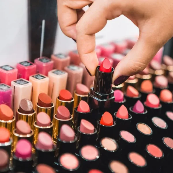 Do matte ao viralizado lip oil, o batom é um dos itens mais versáteis do nécessaire. Veja quais são os tipos e suas características
