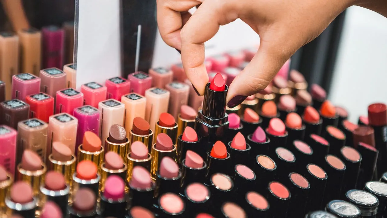 Do matte ao viralizado lip oil, o batom é um dos itens mais versáteis do nécessaire. Veja quais são os tipos e suas características