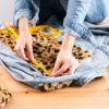 Quer renovar suas roupas sem gastar? Esses cinco truques simples vão te ajudar a ter peças novas de um jeito super fácil!