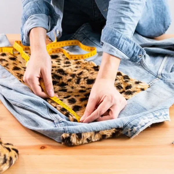 Quer renovar suas roupas sem gastar? Esses cinco truques simples vão te ajudar a ter peças novas de um jeito super fácil!