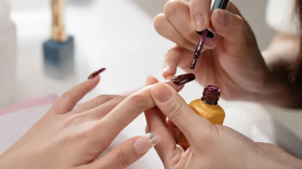 Alguns esmaltes contêm substâncias que, com o uso contínuo, podem ressecar e enfraquecer as unhas. Veja quais são elas