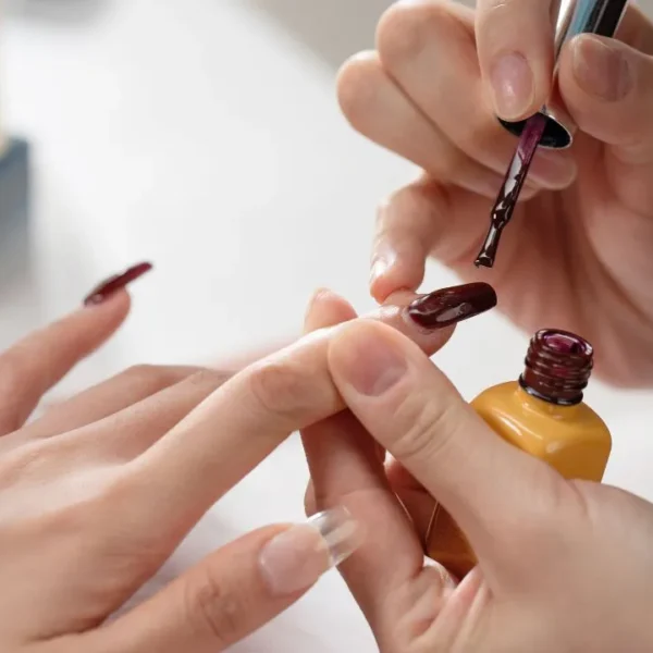 Alguns esmaltes contêm substâncias que, com o uso contínuo, podem ressecar e enfraquecer as unhas. Veja quais são elas