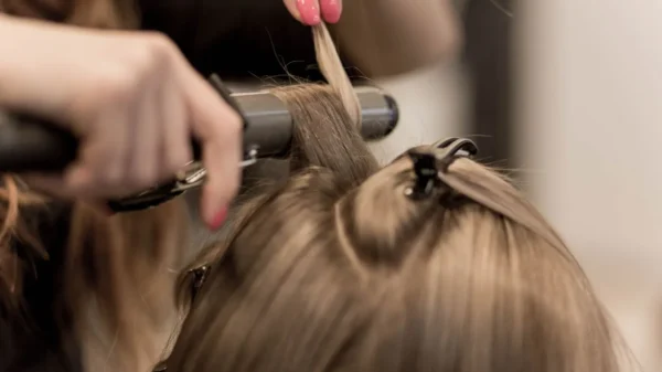 Saber como usar modelador faz toda a diferença no resultado do penteado. Veja dicas de especialista para criar cachos iguais aos de salão