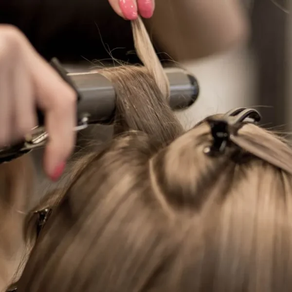 Saber como usar modelador faz toda a diferença no resultado do penteado. Veja dicas de especialista para criar cachos iguais aos de salão