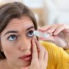 mulher cuidando dos olhos