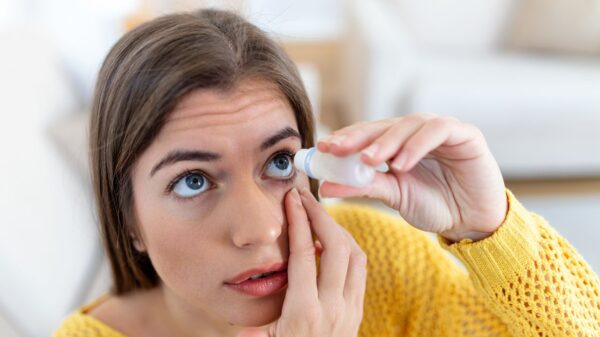 mulher cuidando dos olhos