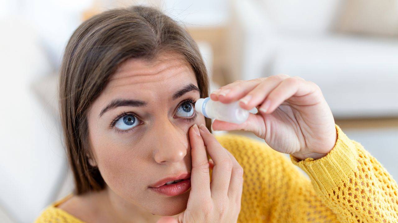 mulher cuidando dos olhos