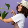 mulher cuidando das plantas