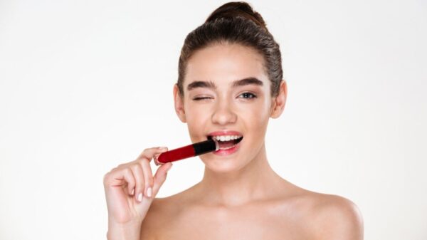 mulher com batom perto da boca