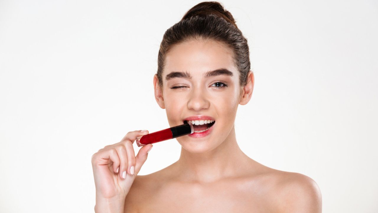 mulher com batom perto da boca