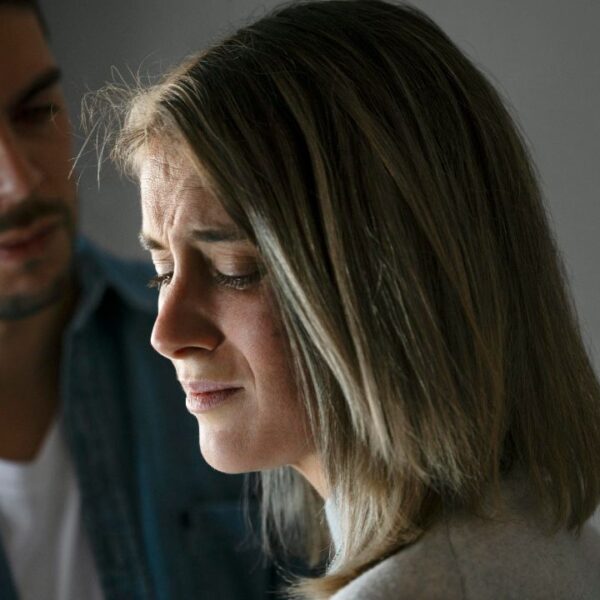 mulher e homem discutindo a relação