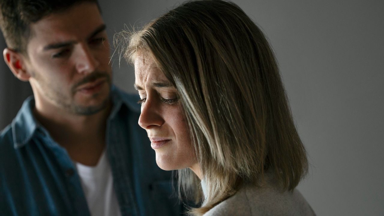 mulher e homem discutindo a relação